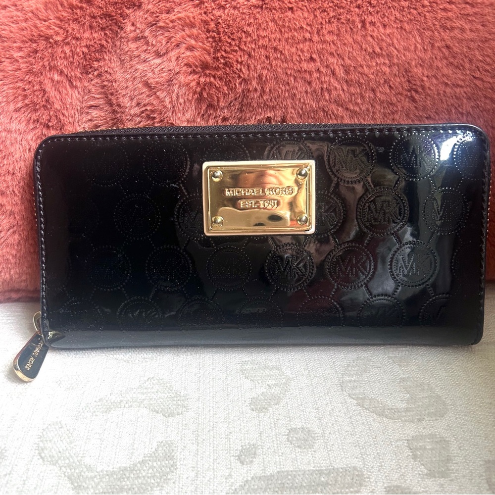 Michael Kors Black Patent Leather Wallet with Gold Logo - Picture 5 of 6